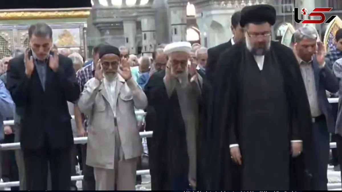 اقامه نماز ظهر و عصر به امامت حجت الاسلام والمسلمین سید یاسر خمینی در مراسم ۳۷ سالگرد ارتحال امام خمینی (ره)