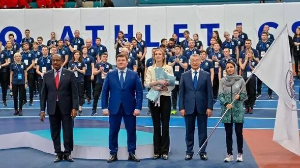 پرچم کنفدراسیون آسیا در دستان دختر باد ایرانی