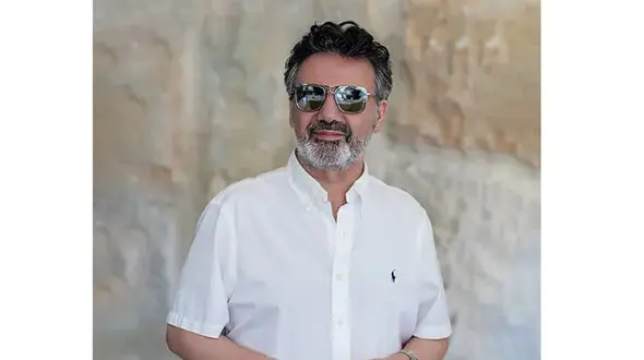روایتی از آهنگ«من از تماشای سکوت تو مردم»؛ بازسازی هوش مصنوعی صدای معین با روایتی از عشق خاموش