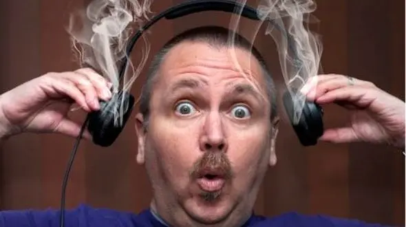 ناشنوایی در کمین هدفون به گوش ها