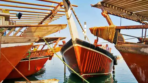 
پای درد دل ملوانان بندر گناوه / لنج‌ها در ساحل می‌پوسند
