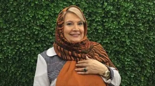 فیلم/ نگاهی به چیدمان منزل شاه پسند و کاخ مانند شهین تسلیمی مادر مهربان سینمای ایران در روز مادر مزین به مبلمان ایتالیایی هنر دست اوستا نجار، لوستر مجلل، آباژور رومیزی ، فرش ابریشمی 