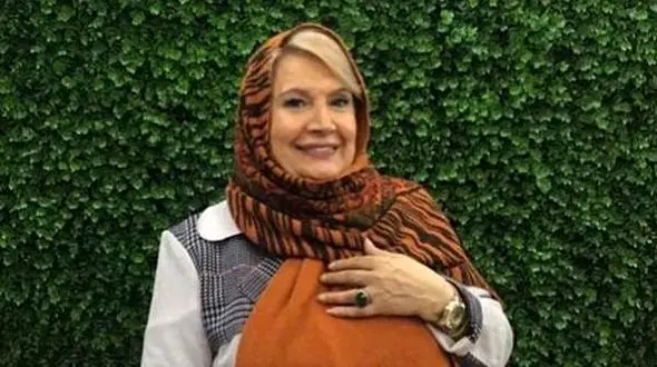 فیلم/ نگاهی به چیدمان منزل شاه پسند و کاخ مانند شهین تسلیمی مادر مهربان سینمای ایران در روز مادر مزین به مبلمان ایتالیایی هنر دست اوستا نجار، لوستر مجلل، آباژور رومیزی ، فرش ابریشمی و...