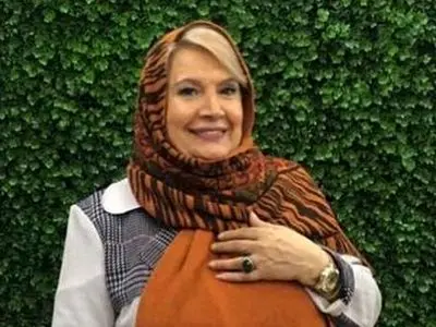 فیلم/ نگاهی به چیدمان منزل شاه پسند و کاخ مانند شهین تسلیمی مادر مهربان سینمای ایران در روز مادر مزین به مبلمان ایتالیایی هنر دست اوستا نجار، لوستر مجلل، آباژور رومیزی ، فرش ابریشمی و...