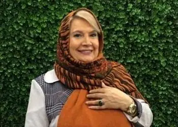 فیلم/ نگاهی به چیدمان منزل شاه پسند و کاخ مانند شهین تسلیمی مادر مهربان سینمای ایران در روز مادر مزین به مبلمان ایتالیایی هنر دست اوستا نجار، لوستر مجلل، آباژور رومیزی ، فرش ابریشمی و...