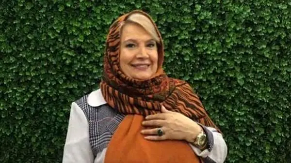 نگاهی به چیدمان منزل شاه پسند و کاخ مانند شهین تسلیمی مادر مهربان سینمای ایران در روز مادر مزین به مبلمان ایتالیایی هنر دست اوستا نجار، لوستر مجلل، آباژور رومیزی ، فرش ابریشمی و...