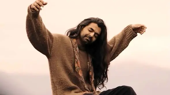 فیلم آوازخوانی باشکوه شارومین در دل آسمان در حین پاراگلایدرسواری! / تنها خواننده ای که در بین زمین و هوا هم صداش خوبه!