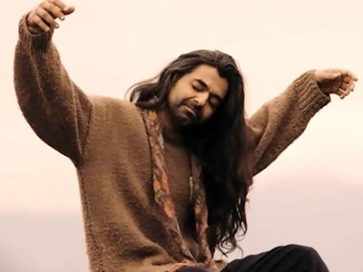 فیلم آوازخوانی باشکوه شارومین در دل آسمان در حین پاراگلایدرسواری! / تنها خواننده ای که در بین زمین و هوا هم صداش خوبه!