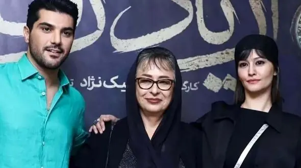 فیلم/  بوسه جنجالی  سینا مهراد بر خانم بازیگر در اکران عمومی سریال از یاد رفته ! / همه مات و مبهوت شدند حتی پردیس احمدیه و آزیتا حاجیان ...