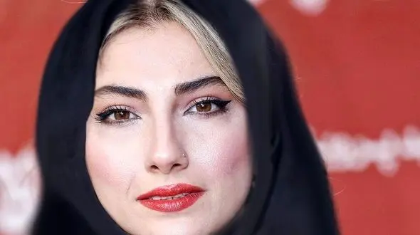 عکس / محیا دهقانی با مانتوی کتی طرح شلوغ و اوت فیت کاملا مشکی و اکسسوری‌های نقره‌ای و آبی  / هماهنگی بی‌نظیر استایل و اکسسوری