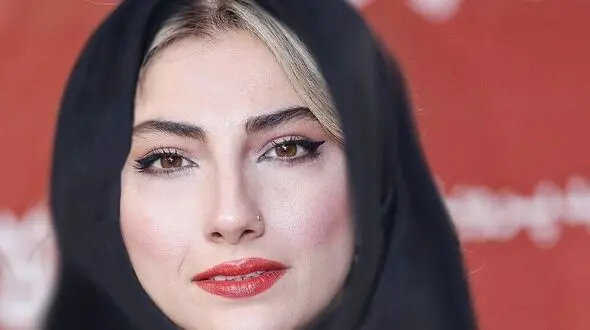 عکس / محیا دهقانی با مانتوی کتی طرح شلوغ و اوت فیت کاملا مشکی و اکسسوری‌های نقره‌ای و آبی  / هماهنگی بی‌نظیر استایل و اکسسوری