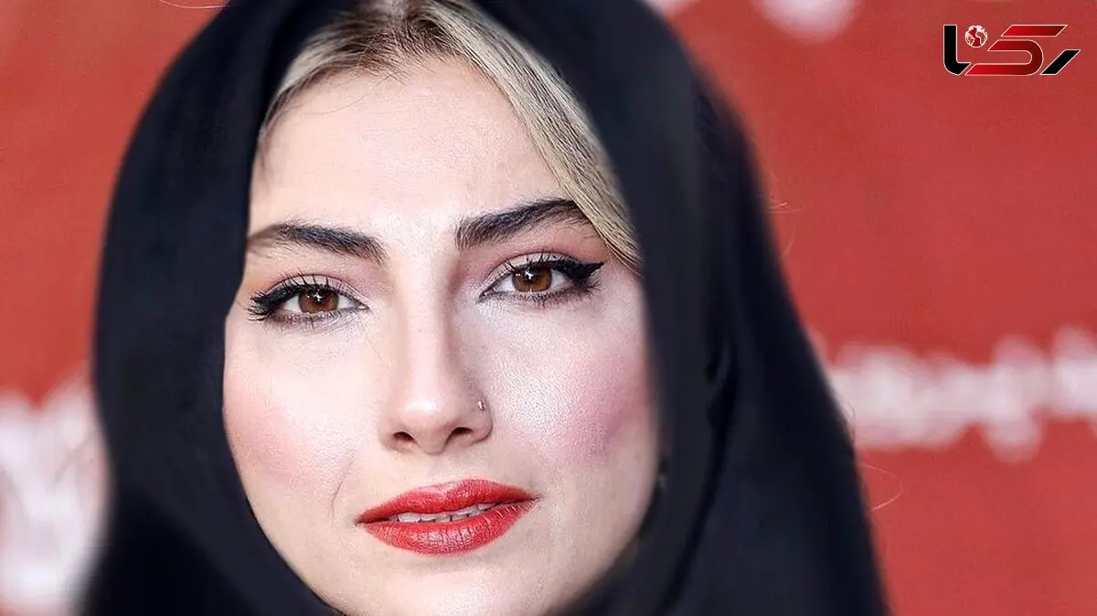 عکس / محیا دهقانی با مانتوی کتی طرح شلوغ و اوت فیت کاملا مشکی و اکسسوری‌های نقره‌ای و آبی  / هماهنگی بی‌نظیر استایل و اکسسوری