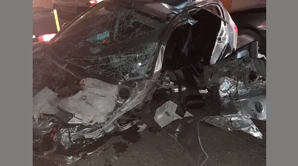 برخورد مرگبار پژو 206 با تیر برق در بزرگراه همت + عکس
