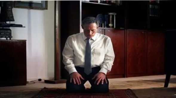 آیت الله مایک بازنشسته شد! / او که بود؟