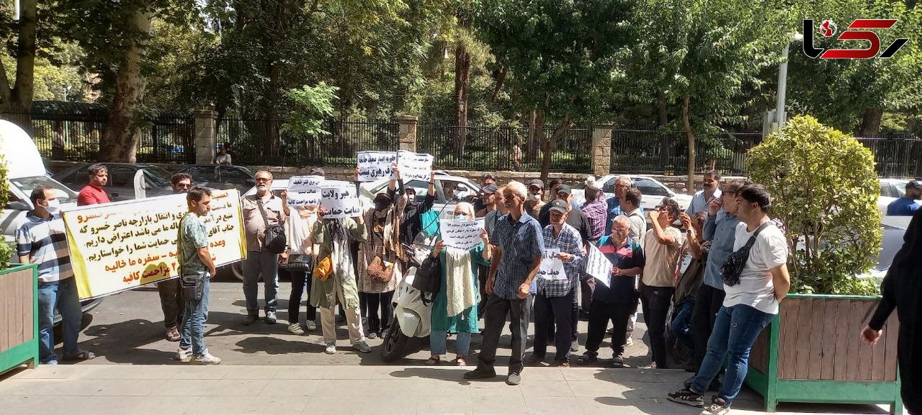  دستفروشان بازارچه ناصرخسرو مقابل شورای شهر تهران تجمع کردند