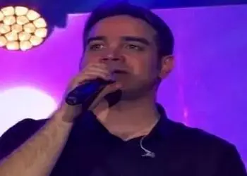 فیلم آوازخوانی باشکوه محسن یگانه/ رو کسی کراش داشتین این آهنگ محسن یگانه رو براش بفرستید/ تو نشینده گرفتی هرچی که شنیدی از من