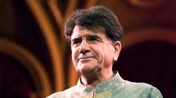 عکس؛ سفر در زمان؛ محمدرضا شجریان در کنار دیوار برلین پیش از فروپاشی