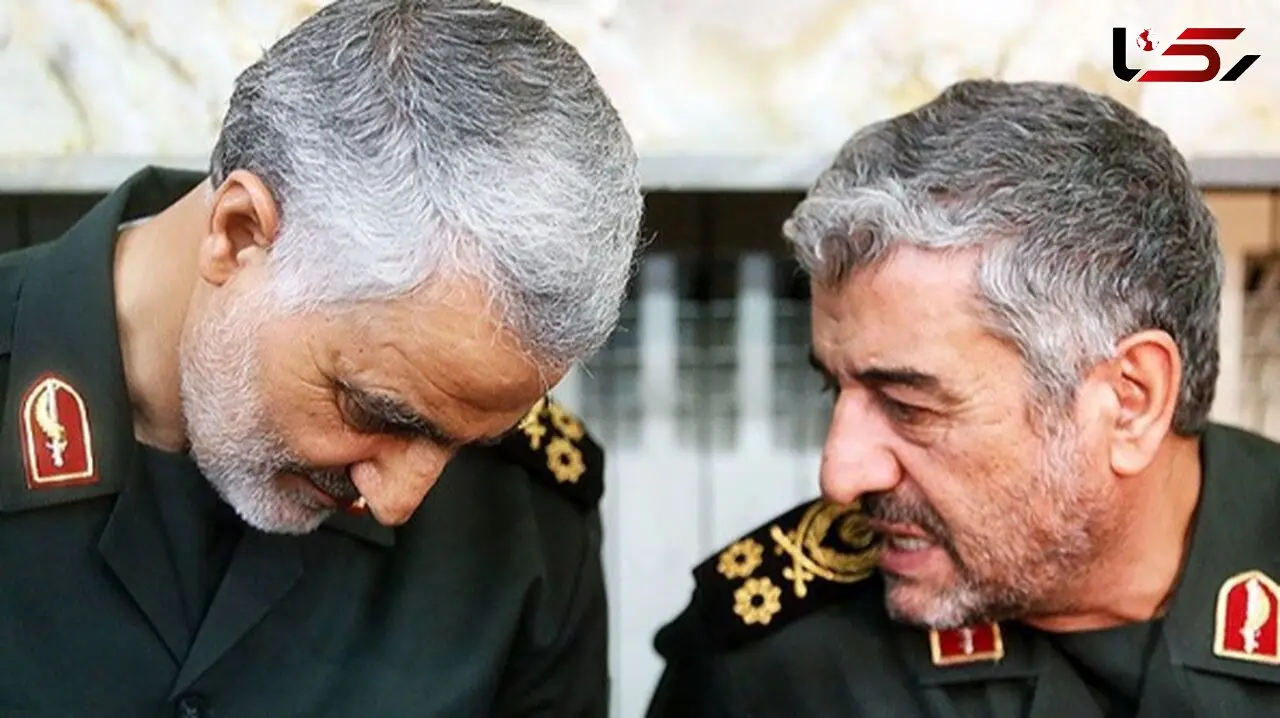 عکس / سفر به تاریخ ؛ بوسۀ «سردار سلیمانی» بر پیشانی «سردار عزیز جعفری»؛ سال 1392