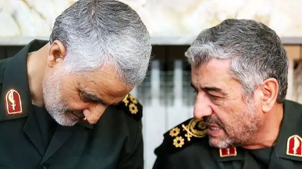 عکس / سفر به تاریخ ؛ بوسۀ «سردار سلیمانی» بر پیشانی «سردار عزیز جعفری»؛ سال 1392