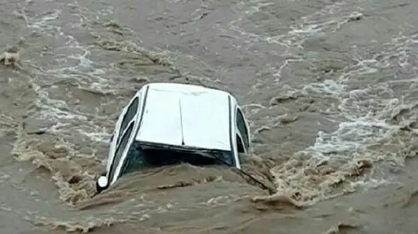 نجات جان یک زن و شوهر از سیلاب مرگبار در بردسکن