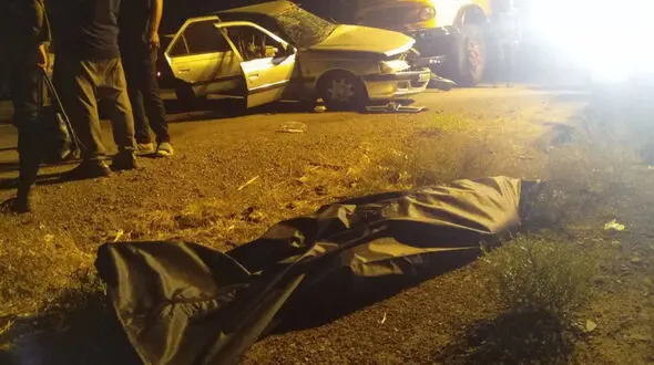 3 کشته و مصدوم بر اثر تصادف پژو و کامیون در جاده قم تهران + عکس