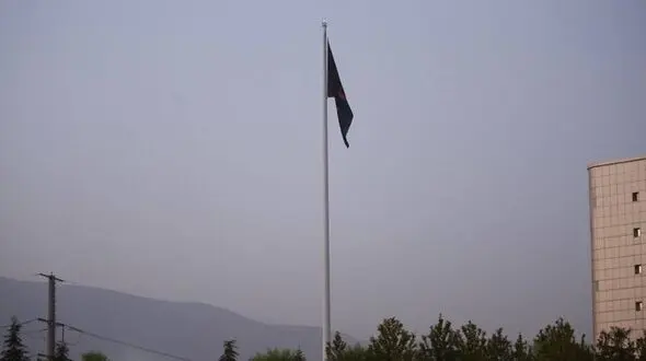  اهتزاز بزرگ‌ترین پرچم حسینی کشور در تهران