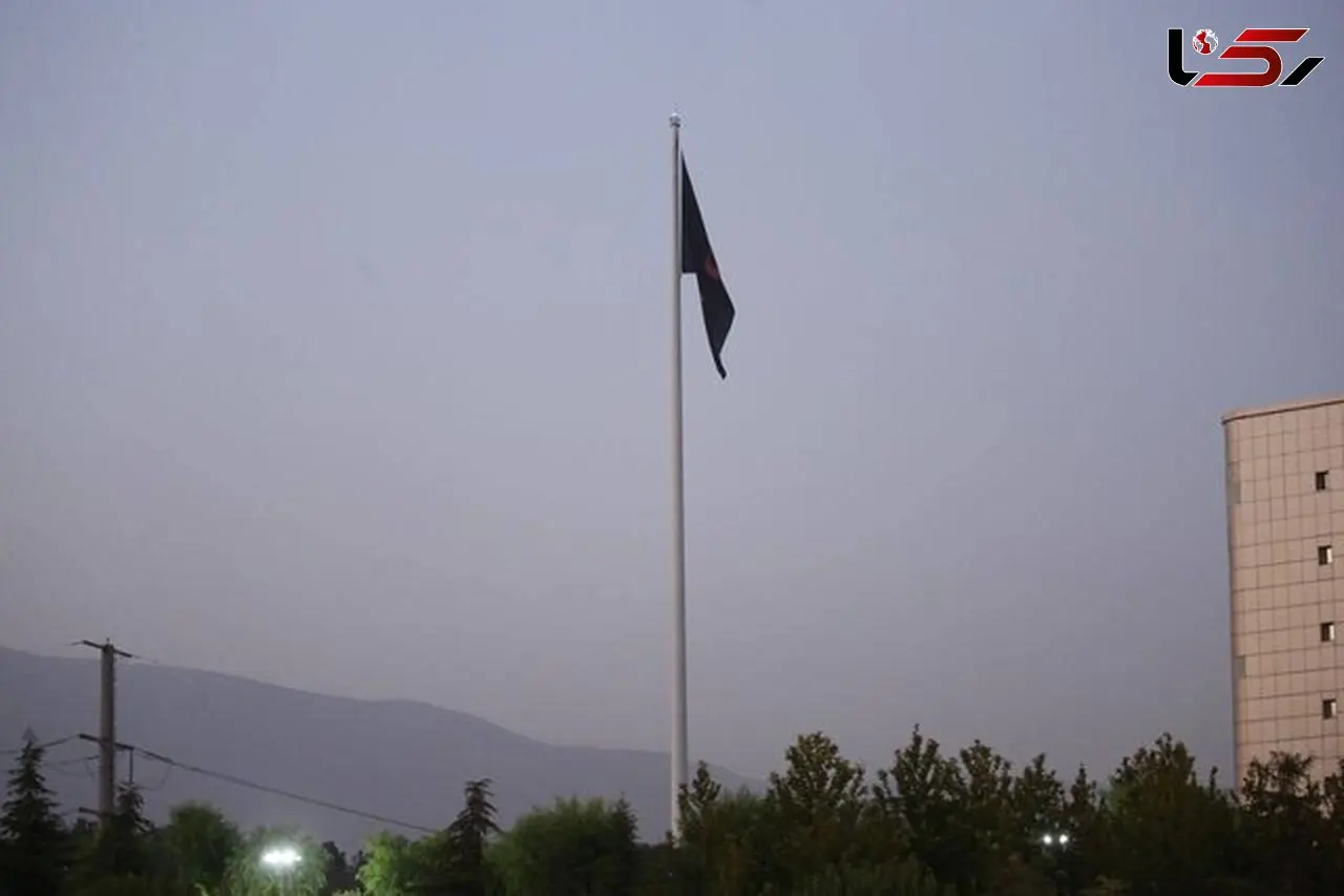  اهتزاز بزرگ‌ترین پرچم حسینی کشور در تهران