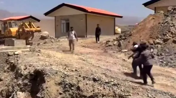 دعوا و کتک کاری در پخش زنده شبکه خبر صدا و سیما + فیلم 