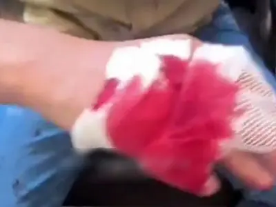 فیلم ضرب و شتم معلم عشایری در لردگان پس از پیگیری غیبت یک دانش آموز / آموزش و پرورش پیگیر ماجراست