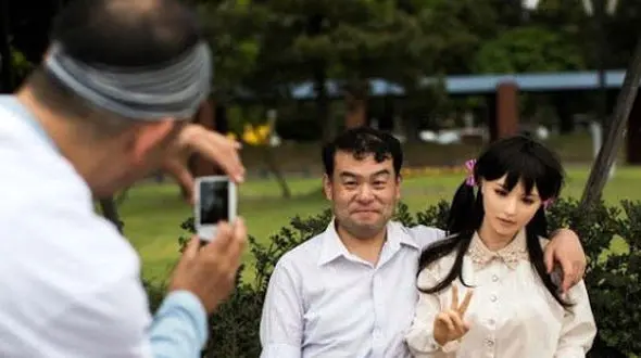 زندگی عجیب مردان تنها با عروسک شبیه زن / پدیده ای در روزهای قرنطینه کرونا + تصاویر