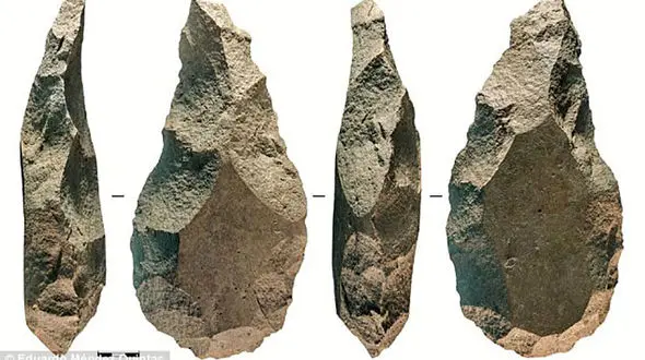 این تیشه سنگی 300 هزار ساله است+ عکس 