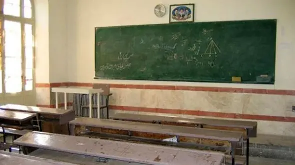 فیلم رفتار نامتعارف دختر دانش‌آموز با معلم مرد / او به خاطر موبایل معلم را زد!