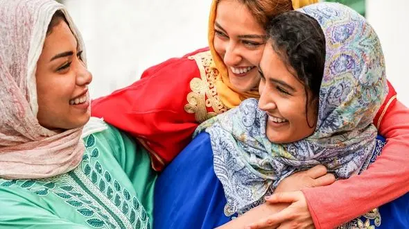 این دختران ایرانی به مدرسه می روند ولی هیچ کسی حق ندارد به آن مدرک تحصیلی بدهد! + فیلم