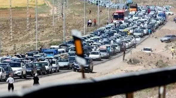 واژگونی کامیون پس از برخورد با کامیون دیگر / در تهران رخ داد