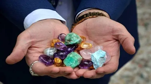 قاچاق عمده سنگ های زینتی ایران تا همین چند سال پیش / وزارت صمت از صنعت فرآوری سنگ های نیمه قیمتی حمایت نمی کند