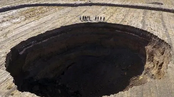 زمین یزد دو شقه شد! + عکس
