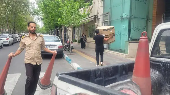 غصب خیابان توسط شهروندان خودخواه / شهرداری منطقه 3 کله قندی ها را جمع آوری کرد، مناطق دیگر یاد بگیرند + فیلم