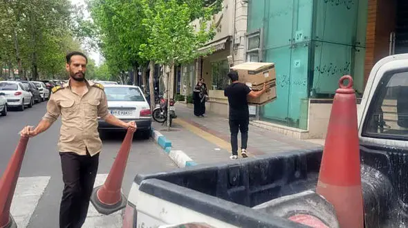 غصب خیابان توسط شهروندان خودخواه / شهرداری منطقه 3 کله قندی ها را جمع آوری کرد، مناطق دیگر یاد بگیرند + فیلم