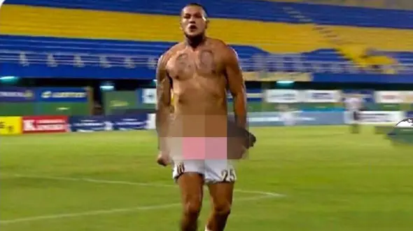 خوشحالی فوتبالیست بعد از گل زدن / او جنجالی شد  + عکس