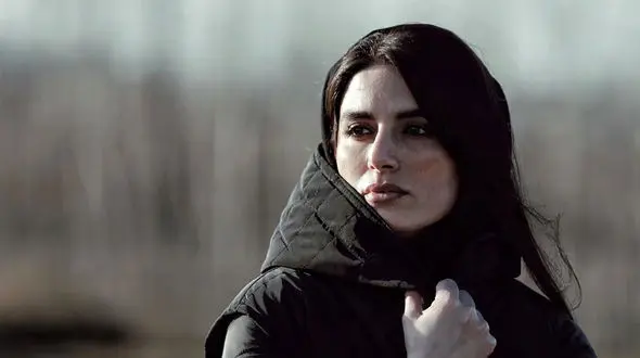 فیلم ژست‌های مدل ریحانه پارسایی رها خدایاری برای عکاسان در جشنواره فجر !