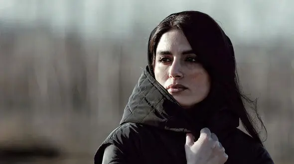 فیلم ژست‌های مدل ریحانه پارسایی رها خدایاری برای عکاسان در جشنواره فجر !