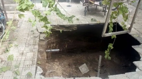 زمین در 2 خانه محله راه آهن قزوین دهان باز کرد / کنتور آب به سرقت رفته بود + فیلم