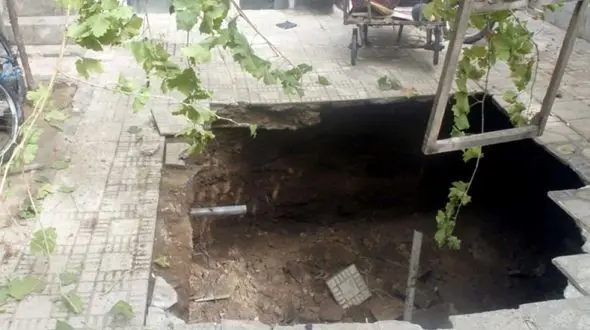 زمین در 2 خانه محله راه آهن قزوین دهان باز کرد / کنتور آب به سرقت رفته بود + فیلم