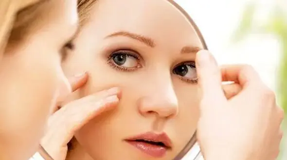 رابطه آرایش و پیری زودرس پوست: حقیقت یا افسانه؟