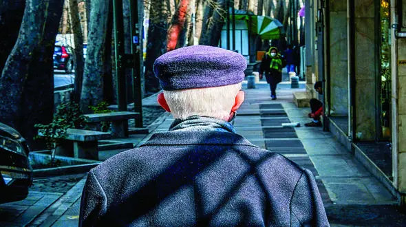 سن بازنشستگی در ایران به لحظه مرگ رسید/ مجلس به جای افزایش سن بازنشستگی با فساد صندوق های بازنشستگی برخورد کند  