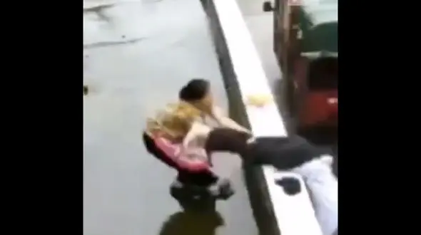 کار فداکارانه ماربزرگ برای نوه / او در یک قدمی مرگ بود + فیلم