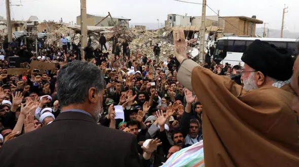 رهبر انقلاب در جمع مردم سرپل ذهاب: کنار بروید بگذارید مردم را ببینم+ فیلم و عکس