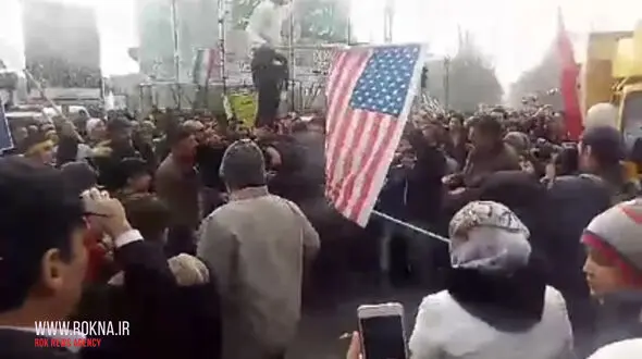 پرچم آمریکا در راهپیمایی ۲۲ بهمن به آتش کشیده شد+فیلم 