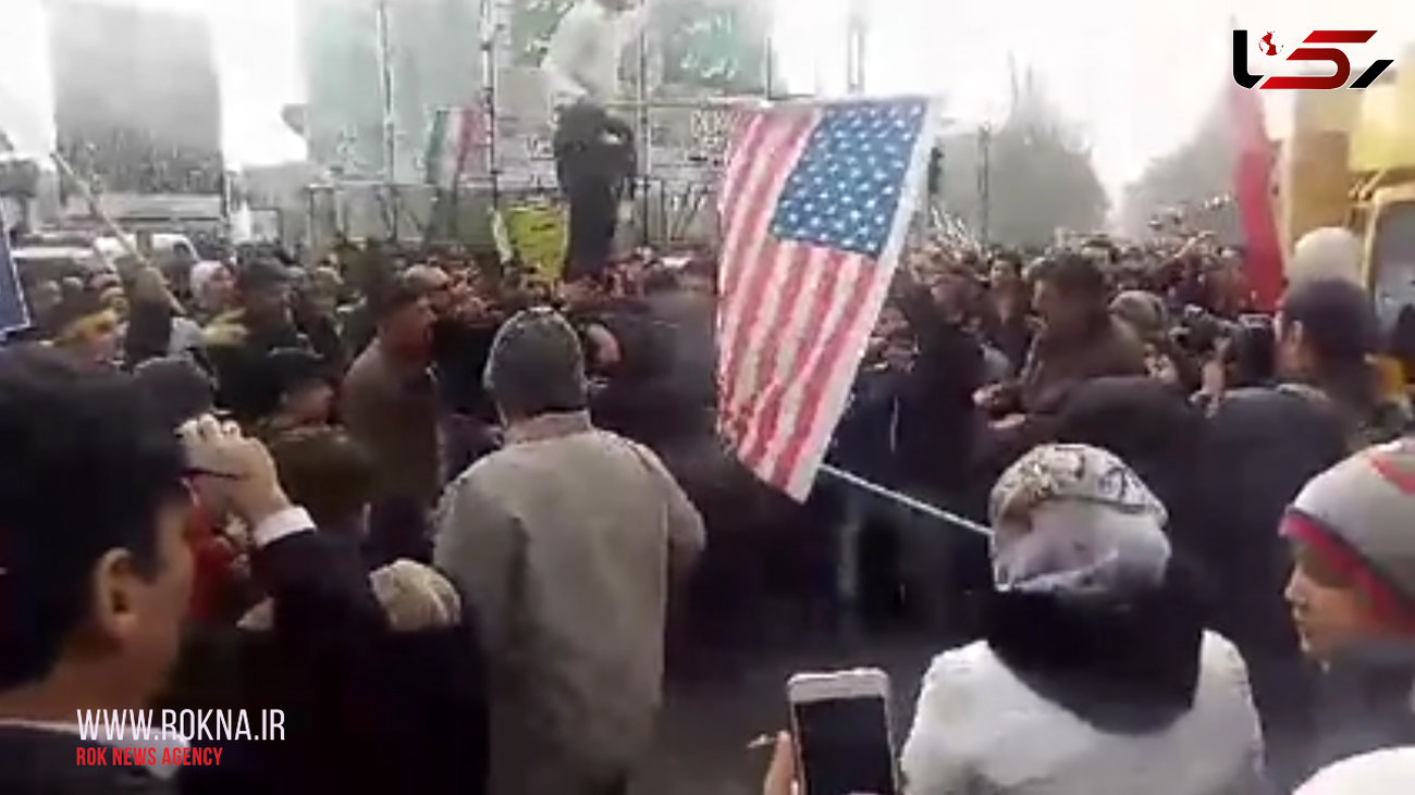 پرچم آمریکا در راهپیمایی ۲۲ بهمن به آتش کشیده شد+فیلم 