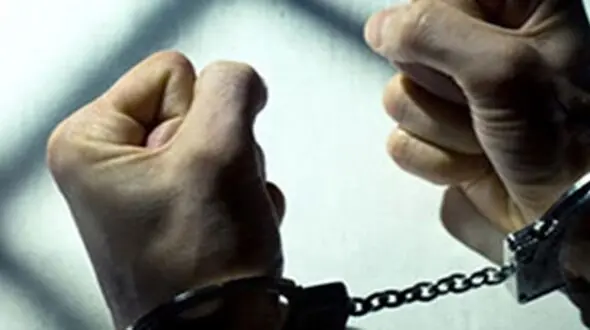 60 ضربه شلاق برای 3 پزشک با شکایت روحانی جنجالی /  این روحانی کتاب پزشکی آتش زد